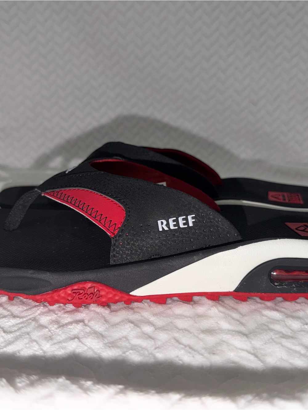 Reef Men’s Black & Red Flip-Flop Sandals with Cushioned Sole